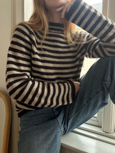 Load image into Gallery viewer, Sweater No. 32 - FRANÇAIS