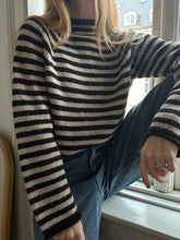 Load image into Gallery viewer, Sweater No. 32 - FRANÇAIS