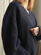 Load image into Gallery viewer, Sweater No. 30 V-neck - ENGLISH