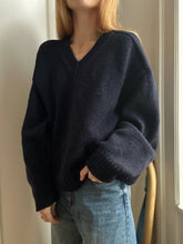 Load image into Gallery viewer, Sweater No. 30 V-neck - ENGLISH