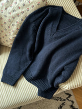 Load image into Gallery viewer, Sweater No. 30 V-neck - ENGLISH