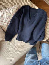 Load image into Gallery viewer, Sweater No. 30 V-neck - ENGLISH