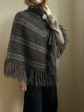 Load image into Gallery viewer, Norma Poncho - DEUTSCH