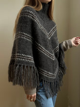 Load image into Gallery viewer, Norma Poncho - DEUTSCH