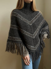 Load image into Gallery viewer, Norma Poncho - DEUTSCH