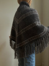 Load image into Gallery viewer, Norma Poncho - DEUTSCH