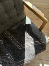 Load image into Gallery viewer, Norma Poncho - DEUTSCH