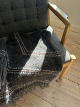 Load image into Gallery viewer, Norma Poncho - DEUTSCH