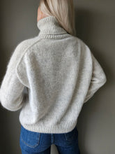 Load image into Gallery viewer, Sweater No. 11 light - ENGLISH